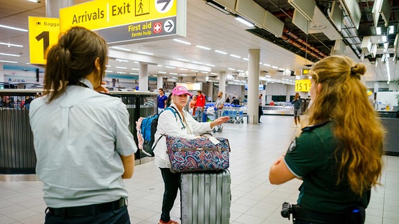 Eine Zollkontrolle 2019 in der Ankunftshalle in Schiphol