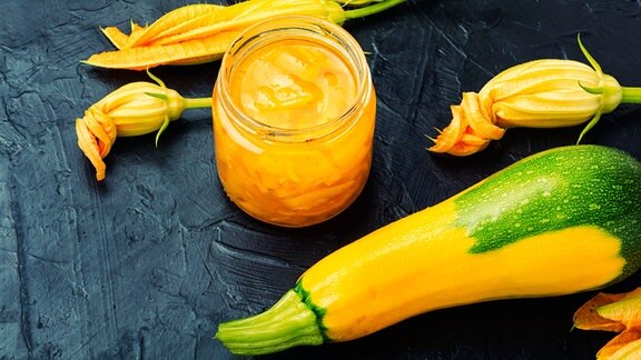 Süßes Dessert aus frischer Zucchini-Marmelade.